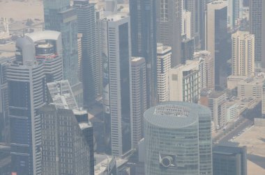 Dubai 'nin cam ve çelikten yapılmış gökdelenleri gökyüzünü delip geçiyor. Modern ve hırslı bir şehrin, yükselmekte olan bir şehrin vasiyeti..