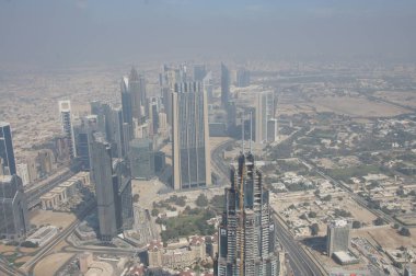 Gökdelenler gökyüzünü delip geçiyor, insanlığın hırsının bir göstergesi. Dubai, modern bir mucize, her yöne yayılıyor..