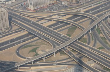 Kuş bakışı olarak Dubai 'nin karmaşık otoyol kavşağı arabalarla doludur. Bir metropolün etkileyici yol ağı aşağıdan açılıyor..