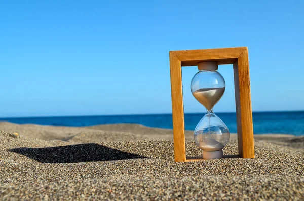 Εικόνα Του Ρολογιού Hourglass Στην Παραλία Της Άμμου — Φωτογραφία Αρχείου