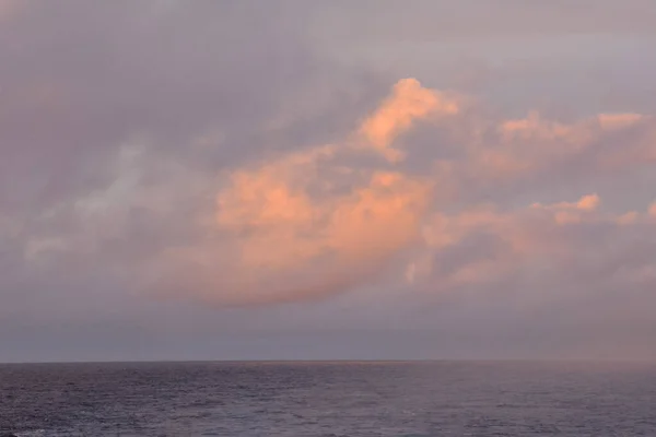 Molnlandskap Färgade Moln Vid Solnedgången Nära Havet — Stockfoto