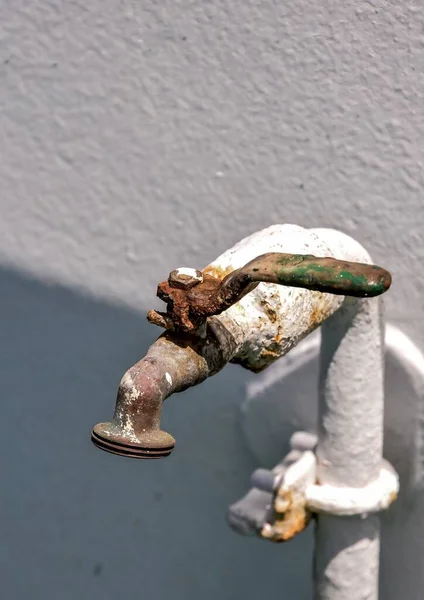 昔のグランジ メタル水栓の画像 — ストック写真