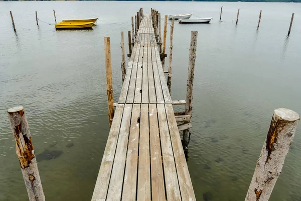 Drewniane Molo Nad Jeziorem — Zdjęcie stockowe