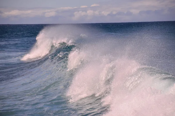 Atlantik Okyanusunda Büyük Mavi Dalga Dalgaları Kırılıyor — Stok fotoğraf