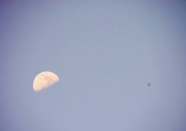 Lune Dans Ciel Bleu — Photo