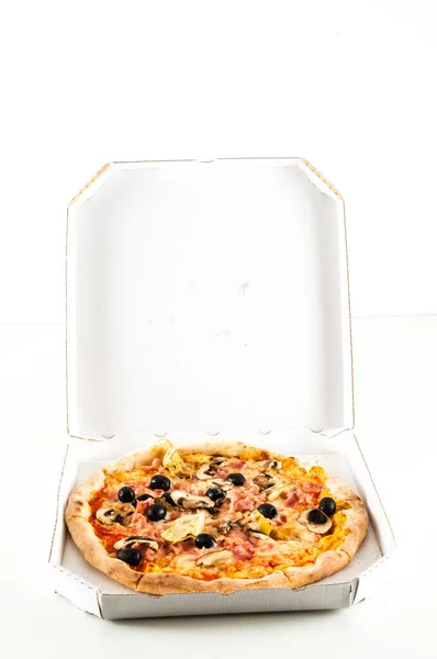 Zbliżenie Pizza Margherita Izolowane Białym Tle — Zdjęcie stockowe