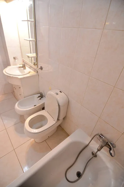 Λευκό Εσωτερικό Μπάνιο Στο Ξενοδοχείο — Φωτογραφία Αρχείου