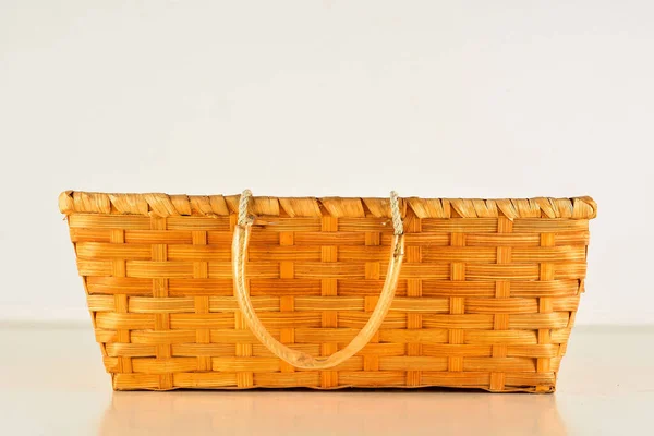 Nahaufnahme Eines Vimini Bambus Holzkorbs Auf Weißem Hintergrund — Stockfoto