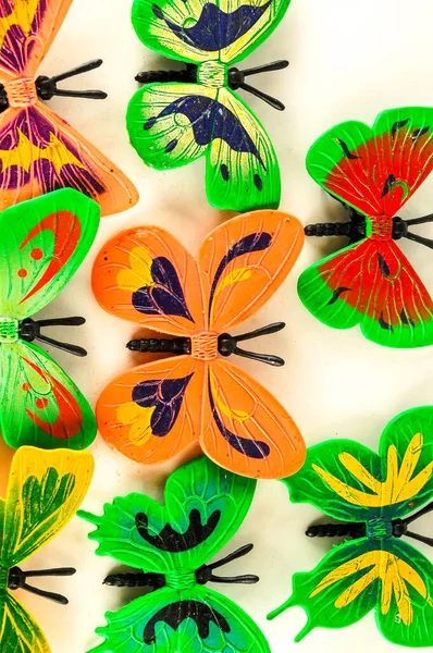 Крупный План Пластиковых Цветных Игрушечных Бабочек Белом Фоне — стоковое фото