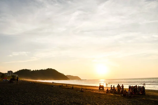 Menschen Bei Sonnenuntergang Strand — Stockfoto