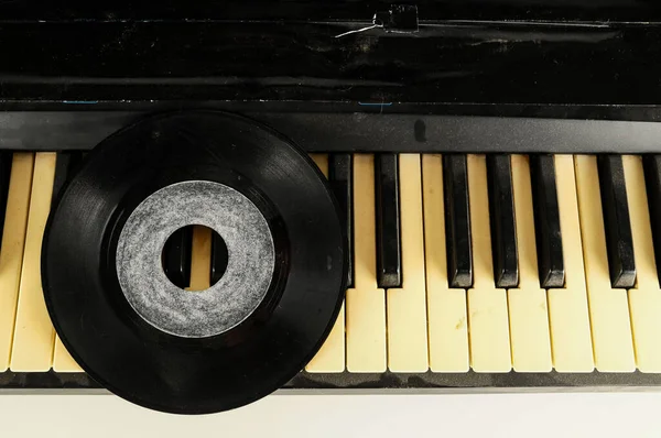 Фотография Крупным Планом Фортепианной Клавиатуры Винилового Диска — стоковое фото
