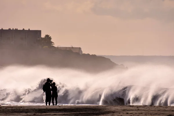Грубое Море Большими Волнами Разбивающимися Побережье — стоковое фото