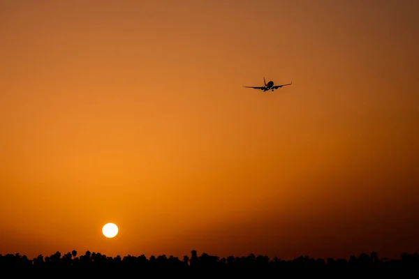 Görüntü Siluet Uçak Gökyüzünde Uçuyor — Stok fotoğraf
