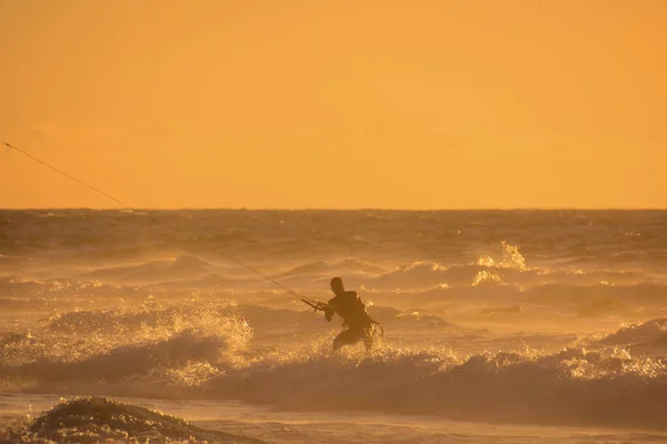 Single Surfer Bei Sonnenuntergang Auf Einem Ruhigen Ozean — Stockfoto