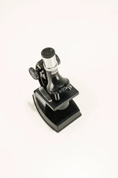 Velho Brinquedo Microscópio Científico Isolado Branco — Fotografia de Stock