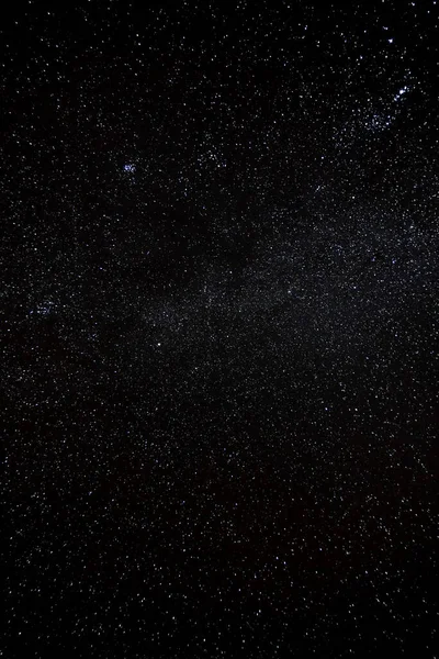 별들이 배경을 이루는 별들로 이루어진 밤하늘 — 스톡 사진