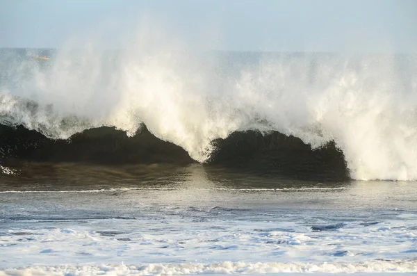 大西洋の大きな青い波が砕ける — ストック写真