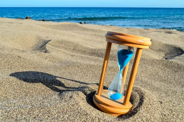 Фото Песочных Часов Песчаном Пляже — стоковое фото
