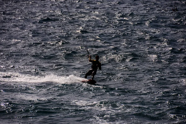 Sakin Bir Okyanusta Gün Batımında Tek Bir Sörfçü — Stok fotoğraf