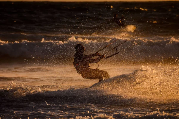 Egy Szörfös Naplementekor Egy Nyugodt Óceánon — Stock Fotó