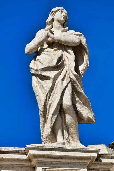 Estatua Sobre Fondo Azul Del Cielo —  Fotos de Stock