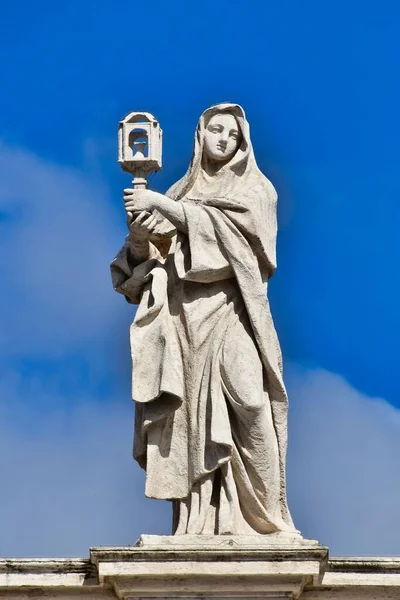 Estátua Mulher Contra Céu Azul — Fotografia de Stock
