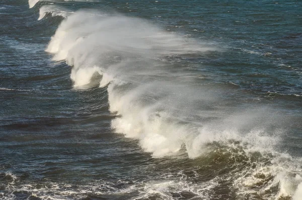 Big Blue Wave Quebra Oceano Atlântico — Fotografia de Stock