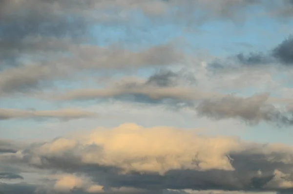Wolken Gekleurde Wolken Bij Zonsondergang Bij Oceaan — Stockfoto