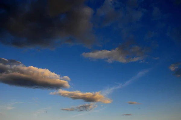 Wolkenlandschap Gekleurde Wolken Bij Zonsondergang Bij Oceaan — Stockfoto