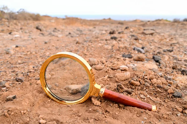 Ampliar Vidro Abandonado Deserto Rocha — Fotografia de Stock