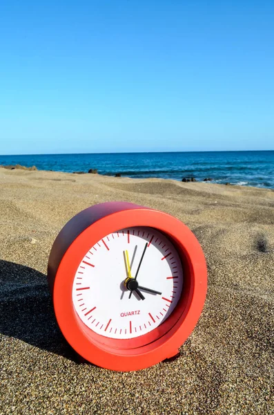 Φωτογραφία Από Ένα Ρολόι Στην Παραλία Της Άμμου — Φωτογραφία Αρχείου