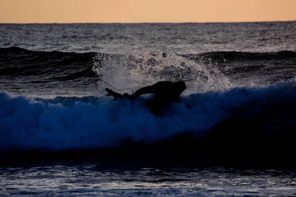 Single Surfer Στο Ηλιοβασίλεμα Έναν Ήρεμο Ωκεανό — Φωτογραφία Αρχείου