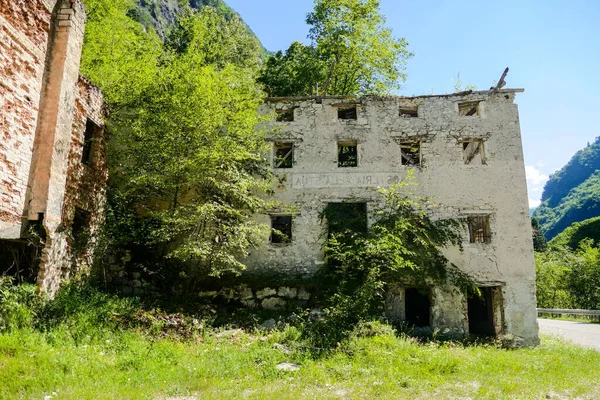 放棄された村家の建物 — ストック写真