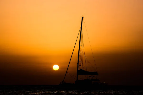 Foto Van Een Zeilboot Silhouet Bij Zonsondergang — Stockfoto