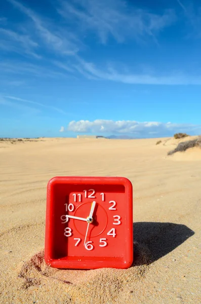 乾燥砂漠の目覚まし時計の物体の概念写真 — ストック写真