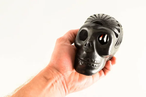 Hand Met Traditionele Mexicaanse Oaxaca Zwarte Klei Keramische Vintage Skull — Stockfoto