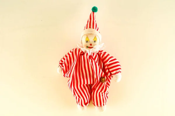 白い背景にピエロのおもちゃの人形の写真 — ストック写真