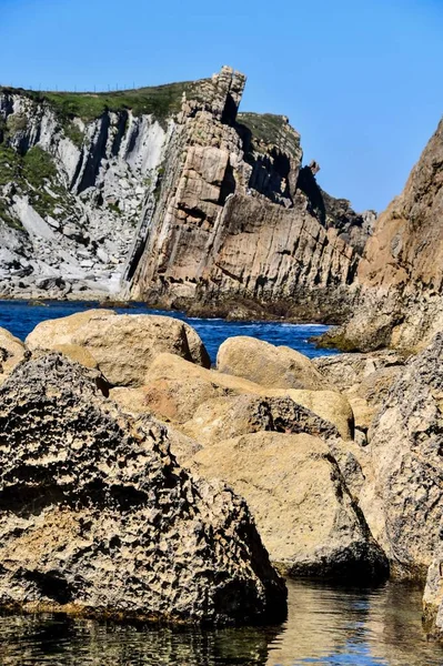 Arnia Sahilindeki Gelgit Nedeniyle Çıplak Kayaların Detayları Pielagos Cantabria — Stok fotoğraf