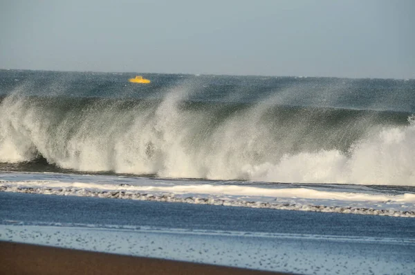Big Blue Wave Rompe Océano Atlántico —  Fotos de Stock