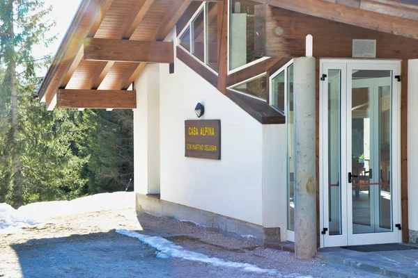 Casa Com Sinal Casa Alpina — Fotografia de Stock