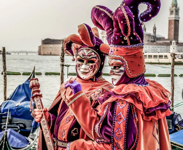 Traditionnel Masque Carnaval De Venise Avec Une Décoration Colorée Banque  D'Images et Photos Libres De Droits. Image 47718100
