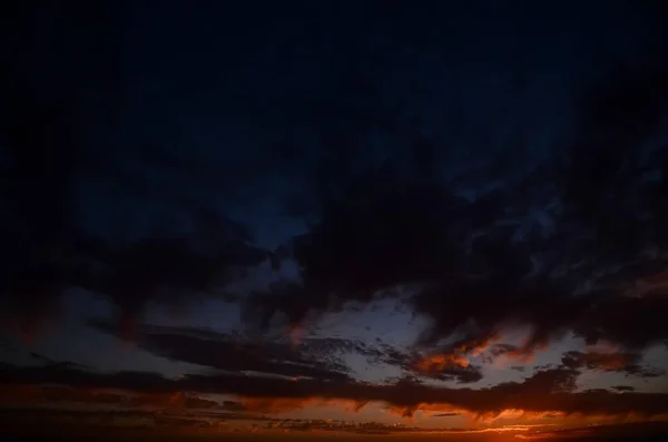 雲に包まれた美しい夕日の空 — ストック写真