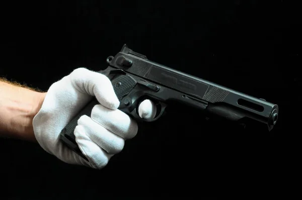 Pistolet Ręka Czarnym Tle — Zdjęcie stockowe