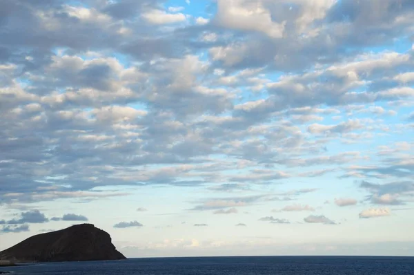 Θάλασσα Ακτή Και Μπλε Ουρανό — Φωτογραφία Αρχείου