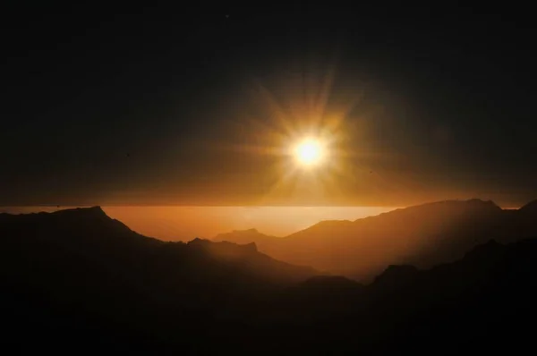 Słońce Świeci Pięknym Zachodzie Słońca Niebo Góry Wzgórza — Zdjęcie stockowe