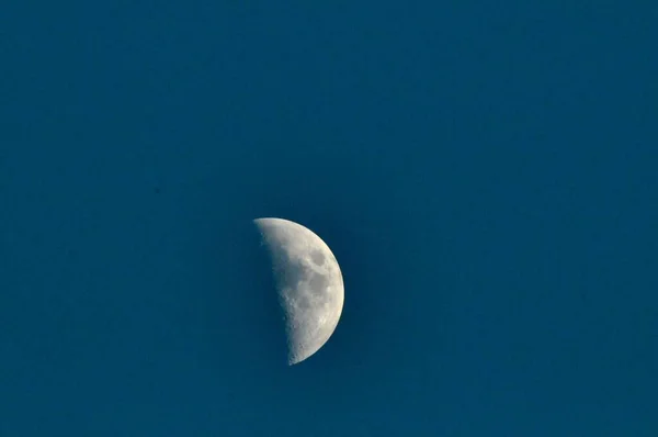 Half Moon Dak Blue Sky — 图库照片