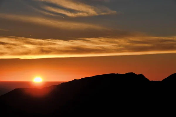 Сонячне Сяйво Красивому Заході Сонця Небо Гори Пагорби — стокове фото