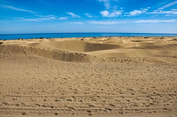 Zandlandschap Duinwoestijn Blauwe Zee Met Lucht Achtergrond — Stockfoto