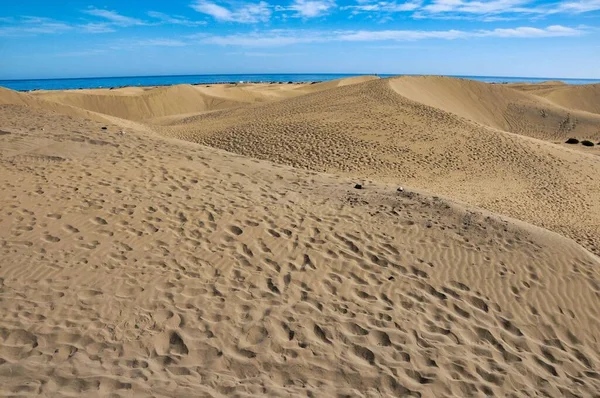 砂浜の風景砂丘砂漠青い海空を背景に — ストック写真