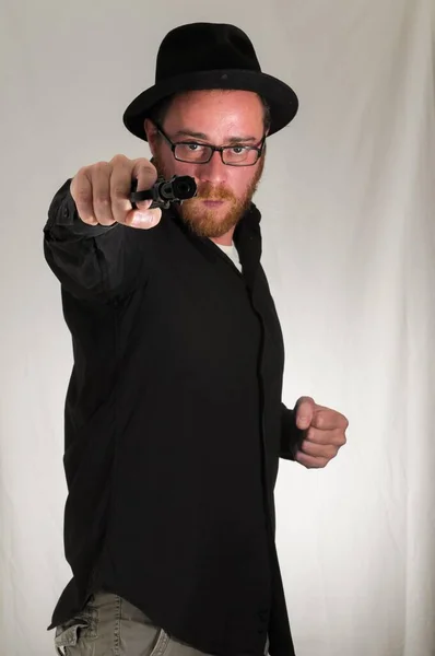 Preto Vestido Jovem Homem Segurando Pistola — Fotografia de Stock